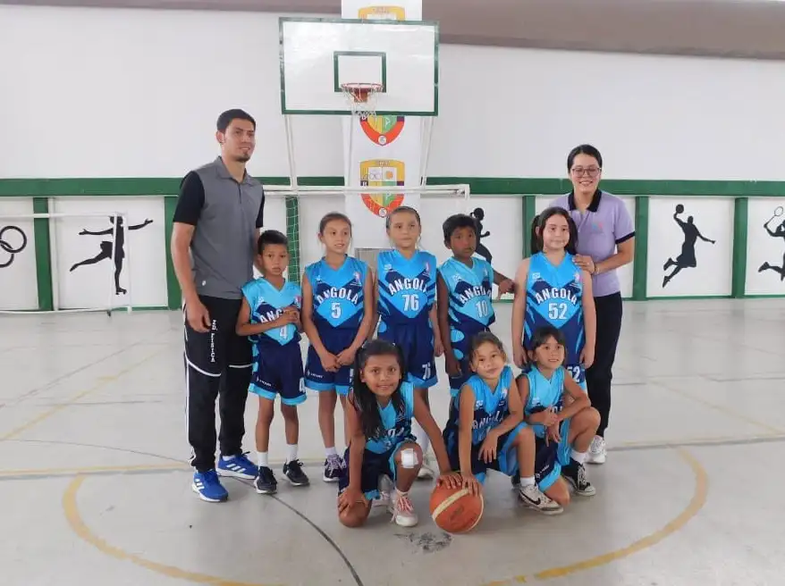 Jóvenes compartiendo en equipo y fortaleciendo la convivencia ciudadana a través del deporte