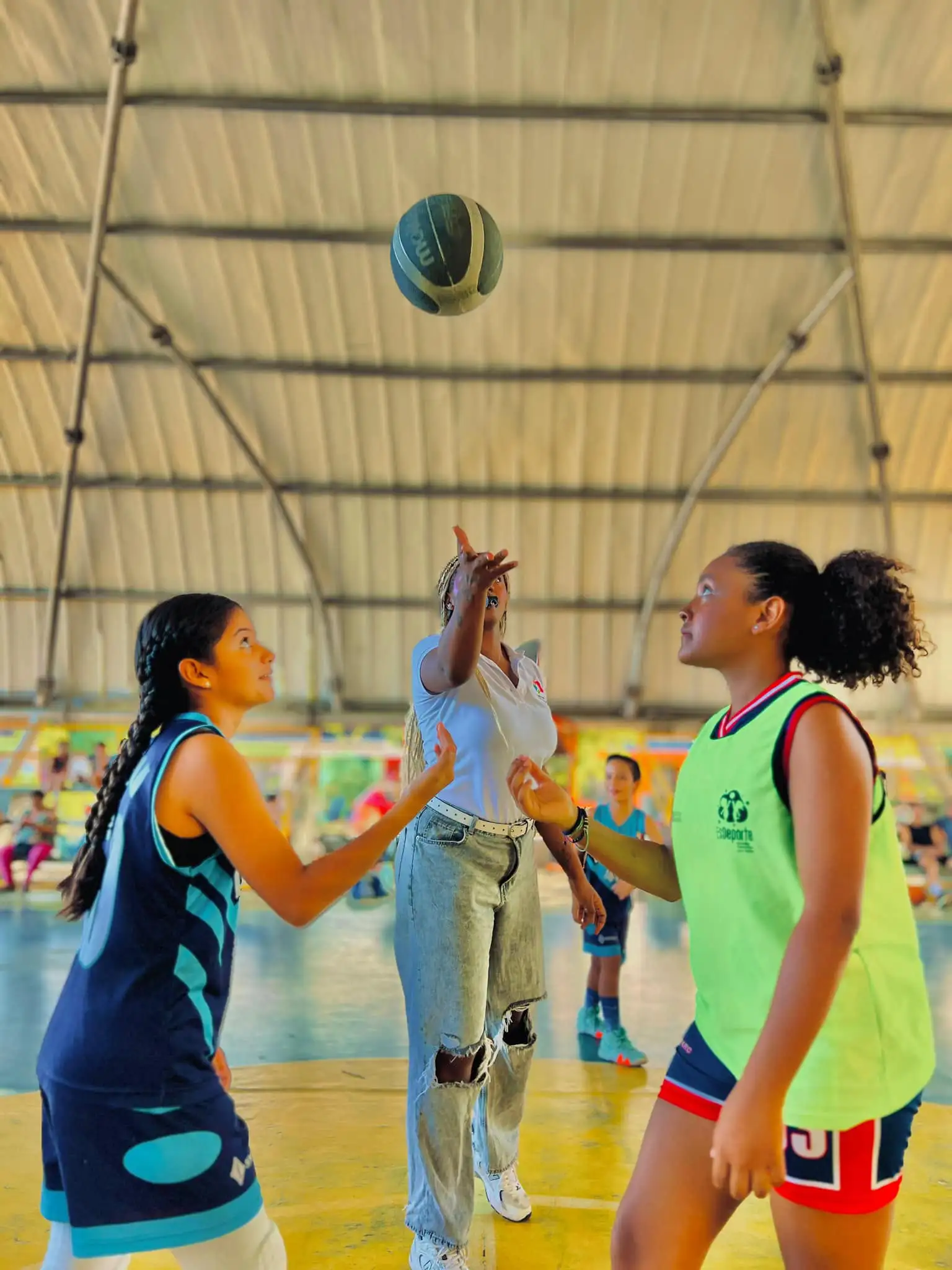 Entrenamiento formativo de baloncesto juvenil liderado por la Fundación Angola