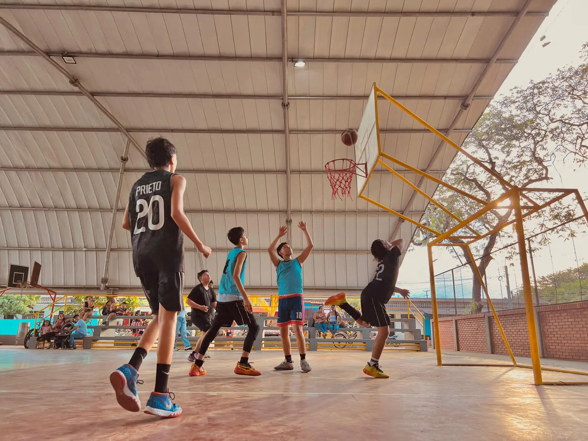 Niños entrenando baloncesto y aprendiendo valores en la cancha de Villanueva