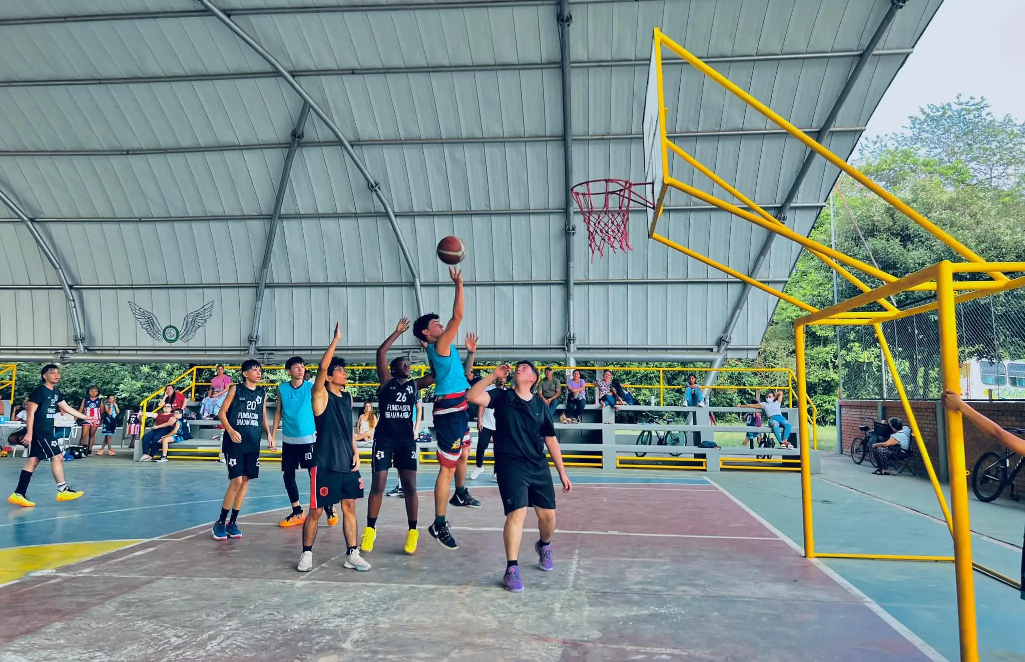 Práctica guiada y técnicas de baloncesto para niños y niñas en Villanueva